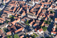 Luftbild von Kirchengebäude der Église Catholique Saint-Laurent in Woerth in Grand Est in Wœrth im Bundesland Bas-Rhin, Frankreich