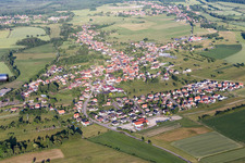 Luftaufnahme von Dorfansicht in Morsbronn-les-Bains im Bundesland Bas-Rhin, Frankreich