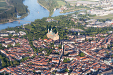 Luftbild von Kirchengebäude des Domes des Dom zu Speyer in Speyer im Bundesland Rheinland-Pfalz, Deutschland