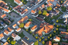 Luftbild von Bürgerhaus im Ortsteil Linkenheim in Linkenheim-Hochstetten im Bundesland Baden-Württemberg, Deutschland