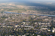 Blois im Bundesland Loir-et-Cher, Frankreich von der Drohne aus gesehen