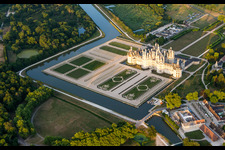 Luftbild von Gebäudekomplex im und Kanäle um den Schloßpark von Schloß Schloss Chambord in Chambord in Centre-Val de Loire im Bundesland Loir-et-Cher, Frankreich