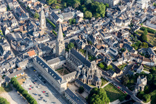 Luftaufnahme von Gebäudekomplex des Klosters der Dreifaltigkeits-Abtei / Abbaye De La Trinité in Vendome in Centre-Val de Loire in Vendôme im Bundesland Loir-et-Cher, Frankreich