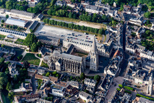 Schrägluftbild von Gebäudekomplex des Klosters der Dreifaltigkeits-Abtei / Abbaye De La Trinité in Vendome in Centre-Val de Loire in Vendôme im Bundesland Loir-et-Cher, Frankreich