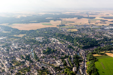 Stadtansicht am Ufer des Flußverlaufes des Loir in Vendôme in Centre-Val de Loire im Bundesland Loir-et-Cher, Frankreich