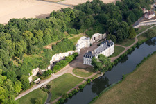 In den Tuff des Uferhangs des Loir gegrabene Keller vor dem Schloss Château de Rochambeau in Thoré-la-Rochette in Centre-Val de Loire im Bundesland Loir-et-Cher, Frankreich