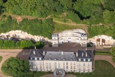 In den Tuff des Uferhangs des Loir gegrabene Keller vor dem Schloss Château de Rochambeau in Thoré-la-Rochette in Centre-Val de Loire im Bundesland Loir-et-Cher, Frankreich von oben