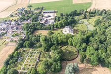 Luftaufnahme von Gebäudeund Schloßpark vom Schloß in Saint-Cyr-du-Gault in Centre-Val de Loire im Bundesland Loir-et-Cher, Frankreich