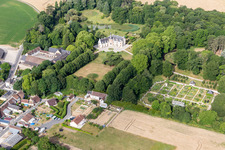 Gebäudeund Schloßpark vom Schloß in Saint-Cyr-du-Gault in Centre-Val de Loire im Bundesland Loir-et-Cher, Frankreich aus der Luft