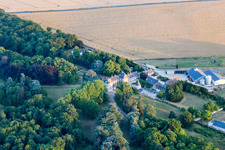 Landes-le-Gaulois im Bundesland Loir-et-Cher, Frankreich von einer Drohne aus