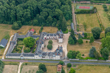 Gebäude und Schloßpark- Anlagen des Wasserschloß Château de Combreux in Combreux in Centre-Val de Loire im Bundesland Loiret, Frankreich vom Flugzeug aus