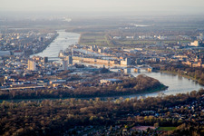 Stadtansicht am Ufer des Flußverlaufes des Rhein in Ludwigshafen am Rhein im Ortsteil Süd im Bundesland Rheinland-Pfalz, Deutschland