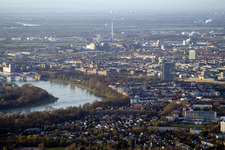 Ortschaft an den Fluss- Uferbereichen des Rhein im Ortsteil Lindenhof in Mannheim im Bundesland Baden-Württemberg, Deutschland