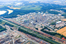 Mineralölraffinerie Oberrhein MIRO aus Westen im Ortsteil Knielingen in Karlsruhe im Bundesland Baden-Württemberg, Deutschland