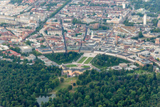 Schrägluftbild von Karlsruhe Schloßpark im Ortsteil Innenstadt-West im Bundesland Baden-Württemberg, Deutschland