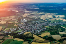 Dorf - Ansicht am Rande von landwirtschaftlichen Feldern und Nutzflächen in Wössingen in Walzbachtal im Bundesland Baden-Württemberg, Deutschland