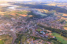 Ortsansicht aus Nordwesten am Morgen mit Rot-Weissem Mast des Südwestrundfunk Sender Mühlacker dem Wahrzeichen der Stadt im Bundesland Baden-Württemberg, Deutschland