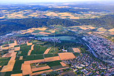 Rot-weisser Sendemast des Südwestrundfunk Sender Mühlacker dem Wahrzeichen der Stadt im Bundesland Baden-Württemberg, Deutschland