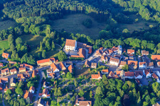 Luftbild von U. Schloßstraße mit Unteres Schloss und Stephanuskirche der Kirchengemeinde Welzheimer Wald in Alfdorf im Bundesland Baden-Württemberg, Deutschland