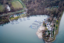 Seen und Uferbereiche mit Campingplatz und Wochenendhaussiedlung des Naherholungsgebiets Blaue Adria im Ortsteil Riedsiedlung in Altrip im Bundesland Rheinland-Pfalz, Deutschland von oben