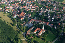 Luftbild von Gebäudekomplex des Klosters Mönchsdeggingen in Mönchsdeggingen im Bundesland Bayern, Deutschland
