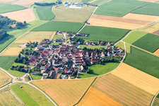 Luftbild von Dorf - Ansicht im Donauries am Rande von landwirtschaftlichen Feldern und Nutzflächen in Mönchsdeggingen im Ortsteil Schaffhausen im Bundesland Bayern, Deutschland
