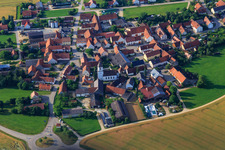 Evangelisch St. Lorenz-Kirche im Dorfkern aus Norden im Ortsteil Schaffhausen in Mönchsdeggingen im Bundesland Bayern, Deutschland