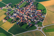 Evangelisch St. Lorenz-Kirche im Dorfkern aus Nordosten im Ortsteil Schaffhausen in Mönchsdeggingen im Bundesland Bayern, Deutschland