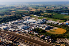 Industrie- und Gewerbegebiet An der Artur-Proeller-Straße mit Produktionshallen und Landebahn der Airbus Helicopters Deutschland GmbH (Eurocopter) im Ortsteil Riedlingen in Donauwörth im Bundesland Bayern