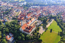 Kirche Hl. Kreuz und Adolph-Kolping-Berufsschule am Heilig-Kreuz-Garten in der Onkel-Ludwig-Anlage aus Südwesten in Donauwörth im Bundesland Bayern, Deutschland