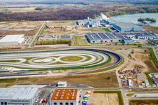 Schrägluftbild von Industriegebiet Oberwald: Daimler LKW-Testgelände in Wörth am Rhein im Bundesland Rheinland-Pfalz, Deutschland