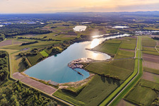 Luftaufnahme von Polderdamm hinterm Rheinzabern Baggersee in Neupotz im Bundesland Rheinland-Pfalz, Deutschland