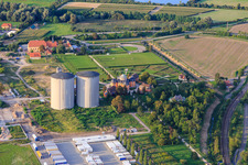 Zwei große Silos von ehemals Südzucker an der Eremitage in Waghäusel im Bundesland Baden-Württemberg, Deutschland