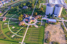 Luftaufnahme von Zwei große Silos von ehemals Südzucker an der Eremitage Waghäuse im Abendlichtl in Waghäusel im Bundesland Baden-Württemberg, Deutschland