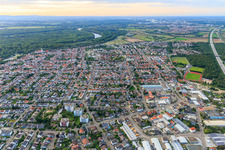 Schrägluftbild von Stadtübersicht längs der A6 aus Südosten in Ketsch im Bundesland Baden-Württemberg, Deutschland