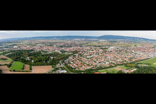 Panorama Perspektive der Ortsansicht der Straßen und Häuser der Wohngebiete in Schwetzingen im Bundesland Baden-Württemberg, Deutschland
