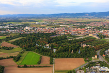 Merkurtempel und Moschee im Schwetzinger Schlossgarten in Schwetzingen im Bundesland Baden-Württemberg, Deutschland