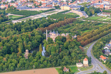 Luftbild von Merkurtempel und Moschee im Schwetzinger Schlossgarten in Schwetzingen im Bundesland Baden-Württemberg, Deutschland