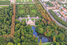 Schrägluftbild von Moschee im Schwetzinger Schlossgarten in Schwetzingen im Bundesland Baden-Württemberg, Deutschland