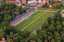 Orangerie und Rasenfläche im Schwetzinger Schlossgarten in Schwetzingen im Bundesland Baden-Württemberg, Deutschland