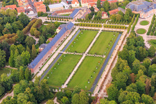 Luftbild von Orangerie und Rasenfläche im Schwetzinger Schlossgarten in Schwetzingen im Bundesland Baden-Württemberg, Deutschland