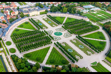 Gebäudekomplex im Schloßpark von Schloß Schwetzingen Mittelbau und Arionbrunnen in Schwetzingen im Bundesland Baden-Württemberg, Deutschland