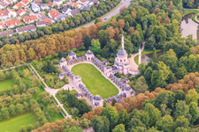 Moschee im Schwetzinger Schlossgarten in Schwetzingen im Bundesland Baden-Württemberg, Deutschland von oben