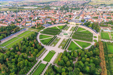 Arionbrunnen im Zentrum des Schwetzinger Schlossgarten und Hirschgruppe - Skulpturen mit Brunnen in Schwetzingen im Bundesland Baden-Württemberg, Deutschland aus der Luft