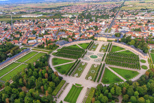 Arionbrunnen im Zentrum des Schwetzinger Schlossgarten und Hirschgruppe - Skulpturen mit Brunnen in Schwetzingen im Bundesland Baden-Württemberg, Deutschland von oben gesehen