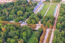 Luftbild von Apollotempel im Schwetzinger Schlossgarten in Schwetzingen im Bundesland Baden-Württemberg, Deutschland