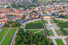 Arionbrunnen im Zentrum des Schwetzinger Schlossgarten und Hirschgruppe - Skulpturen mit Brunnen in Schwetzingen im Bundesland Baden-Württemberg, Deutschland vom Flugzeug aus