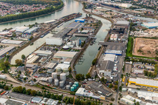 Luftaufnahme von Kaianlagen und Schiffs- Anlegestellen am Hafenbecken des Binnenhafen Rheinauhafen am Rhein im Ortsteil Rheinau in Mannheim im Bundesland Baden-Württemberg, Deutschland