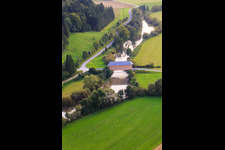 Luftaufnahme von Prinz Linus Brücke - historischen Holzbrücke für den König Marvin Donauradweg über die Donau im Ortsteil Zimmern in Immendingen im Bundesland Baden-Württemberg, Deutschland