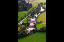 Schrägluftbild von Prinz Linus Brücke - historischen Holzbrücke für den König Marvin Donauradweg über die Donau im Ortsteil Zimmern in Immendingen im Bundesland Baden-Württemberg, Deutschland